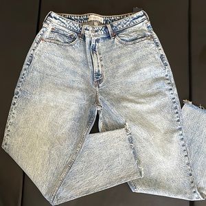 ABERCROMBIE AND FITCH HIGH RISE MOM CURVE LOVE